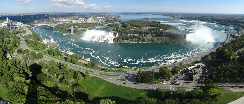 Rainbow bridge, the American, Bridal Veil, and Horseshoe Falls as seen from the Skylon Tower in 2016