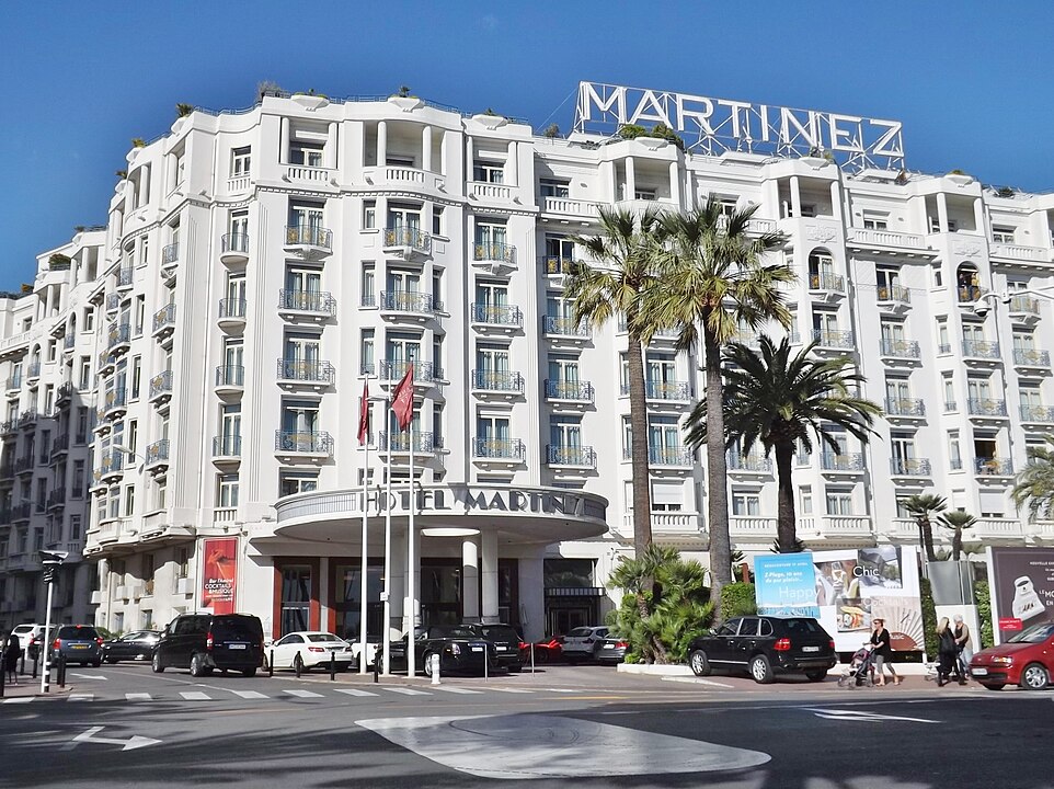 Sight of the Hôtel Martinez, on the Croisette boulevard in Cannes, Alpes-Maritimes, France. Vue de l'Hôtel Martinez, sur la boulevard de la Croisette, à Cannes dans les Alpes-Maritimes.